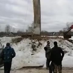 В Тверской области водонапорная башня упала на "буханку" коммунальщиков.никто не пострадал